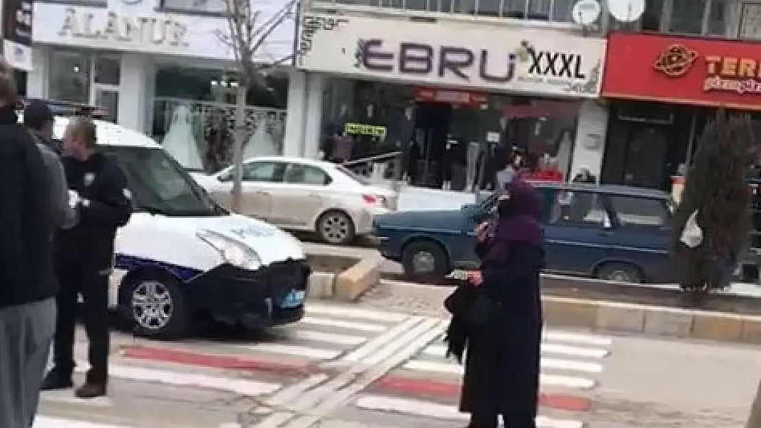 Valilik önünde boynuna bıçağı dayayan kadını polis ikna etti
