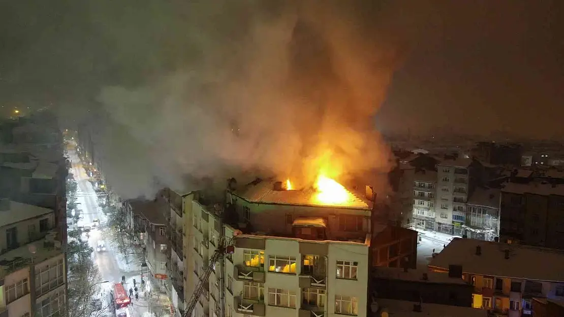 Elazığ'da 6 katlı binada korkutan yangın, ekiplerin müdahalesi sürüyor
