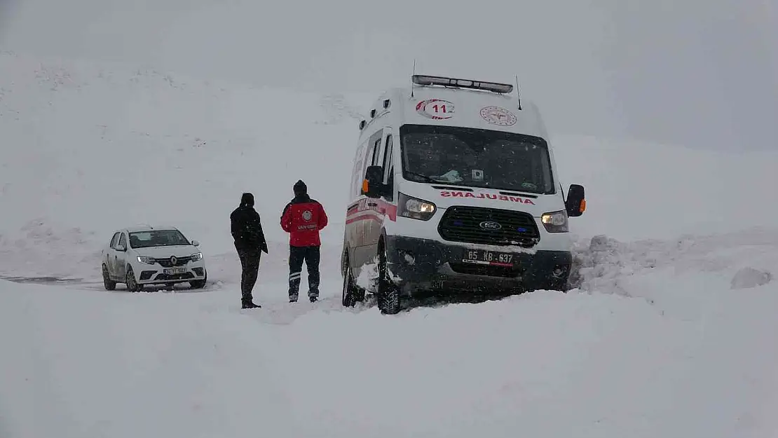 Hasta almaya giderken kara saplanan ambulansın imdadına İpekyolu Belediyesi yetişti
