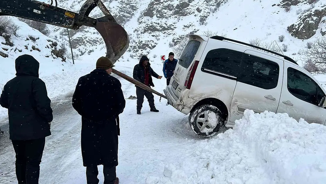 Şarampole uçan araç belediye ekipleri tarafından çıkarıldı
