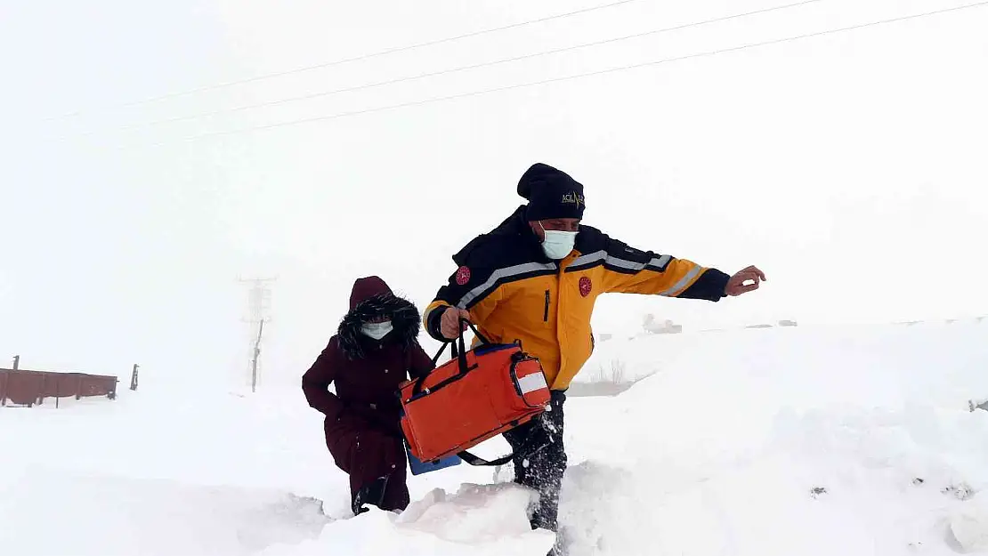 Sağlık ekipleri, 2 metreyi bulan karlı yolları aşıp köylere ulaşıyor
