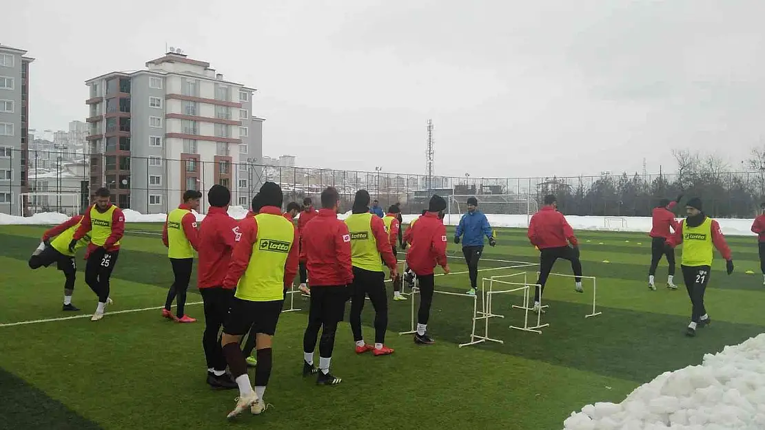 Elazığspor, Elazığ Karakoçan FK'nın sahasında çalıştı
