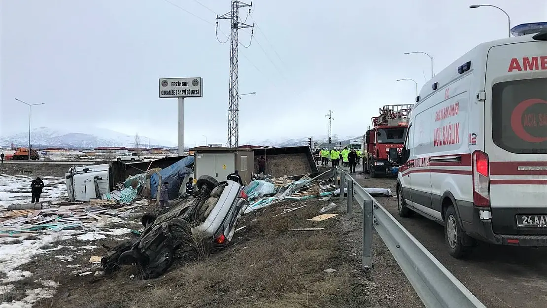 Erzincan'da tır ile otomobil çarpıştı: 2 ölü
