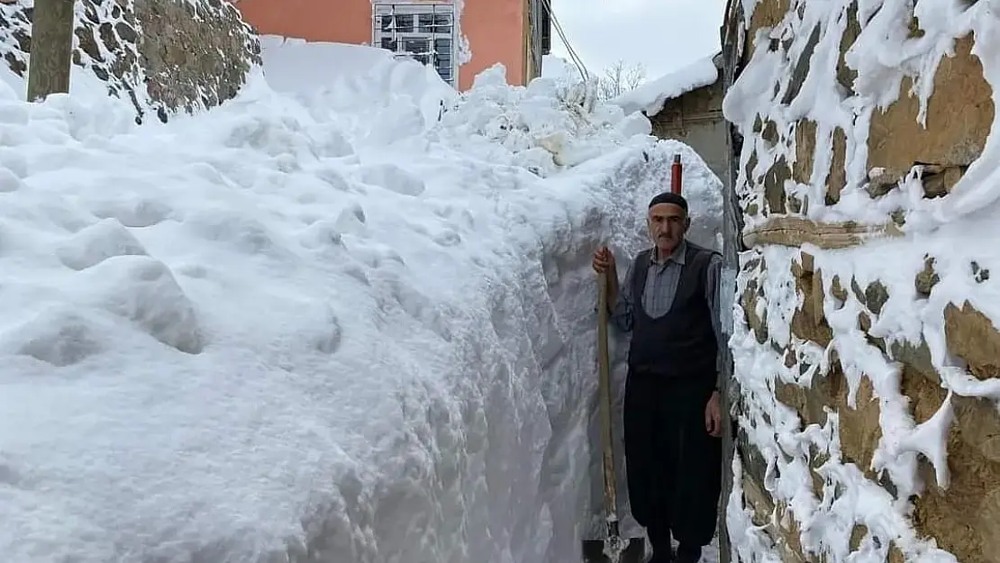 Elazığ'da kar kalınlığı 2 buçuk metreyi buldu, komşularına gitmek için tünel açtılar
