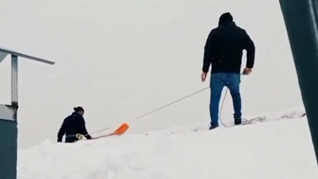 14 katlı binada tehlikeli kar temizliği
