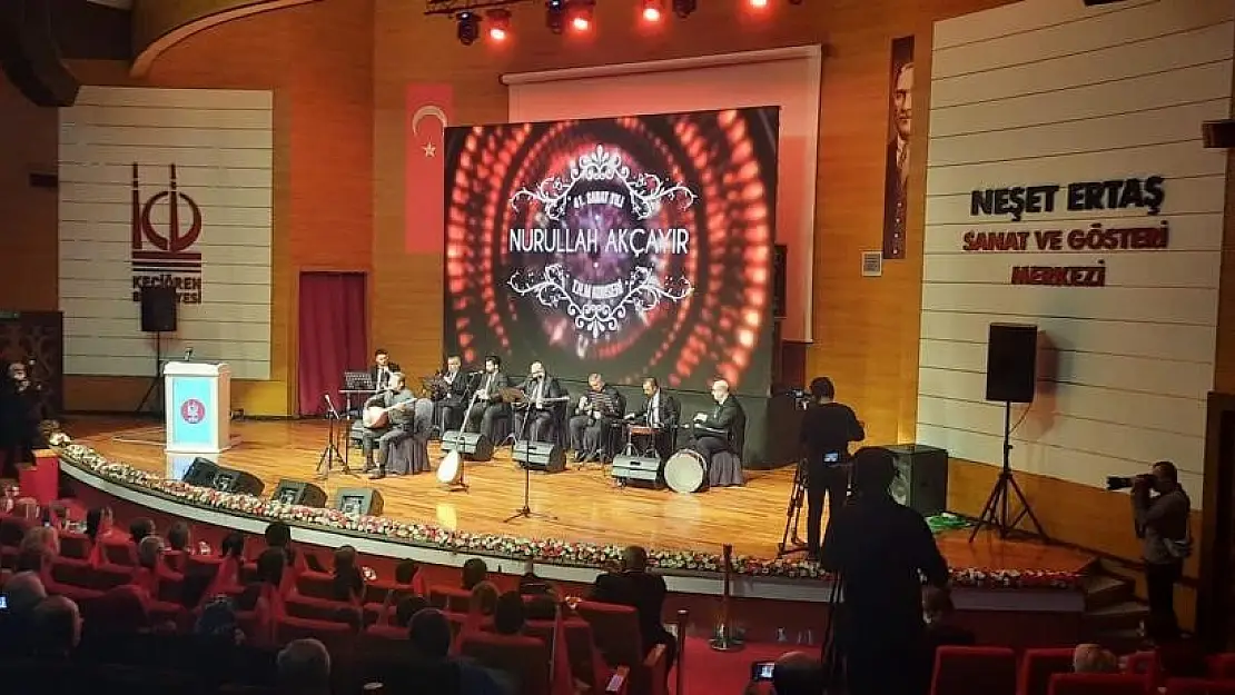 Erzurumlu halk müziği sanatçısı Nurullah Akçayır'ın 41. sanat yılı özel konserine büyük ilgi
