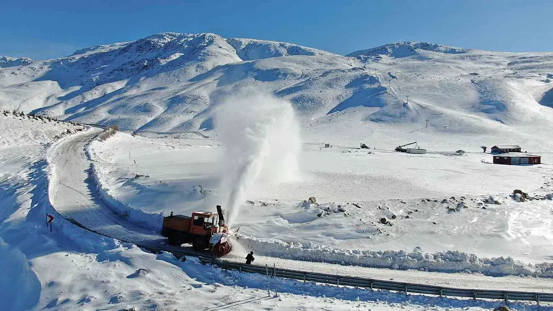 Elazığ'da kapalı köy yollarının 520'si açıldı
