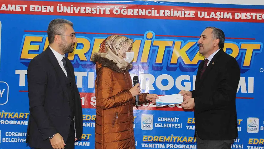 Edremit Belediyesinden öğrencilere ücretsiz ulaşım kartı
