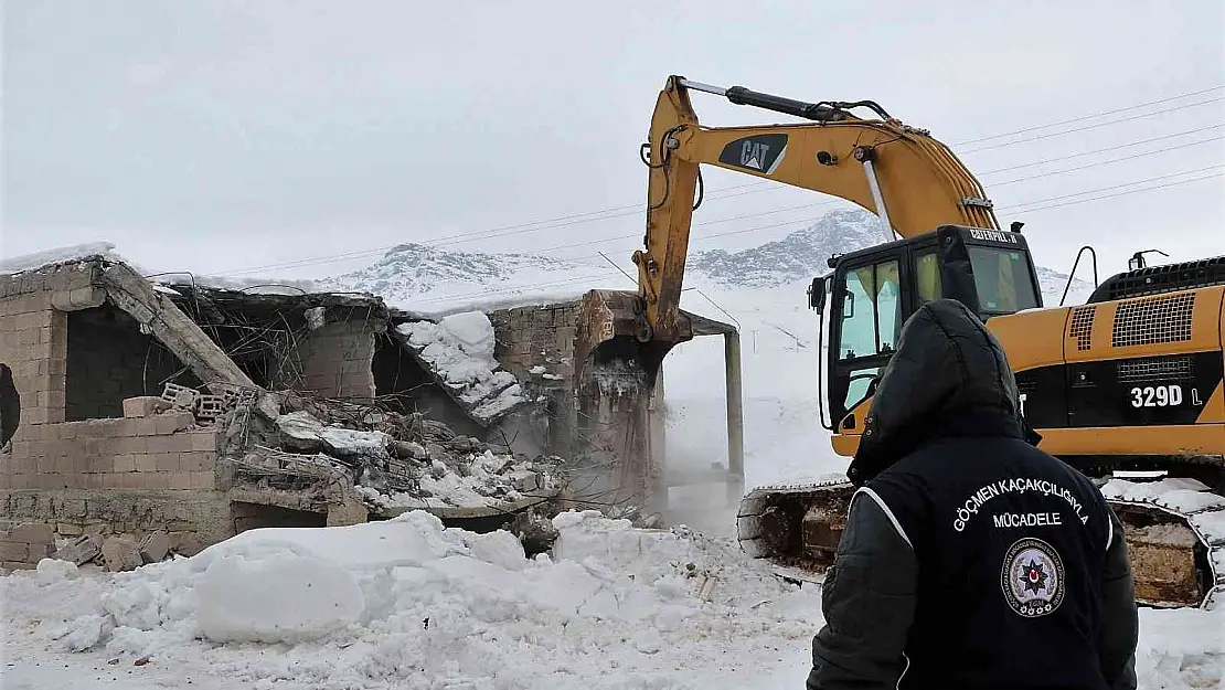 Van'da göçmenlerin barındığı şok evler yıktırıldı
