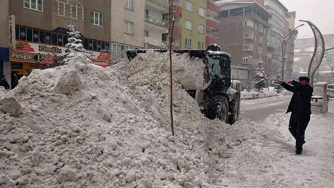 Hakkari'de karla mücadele çalışması
