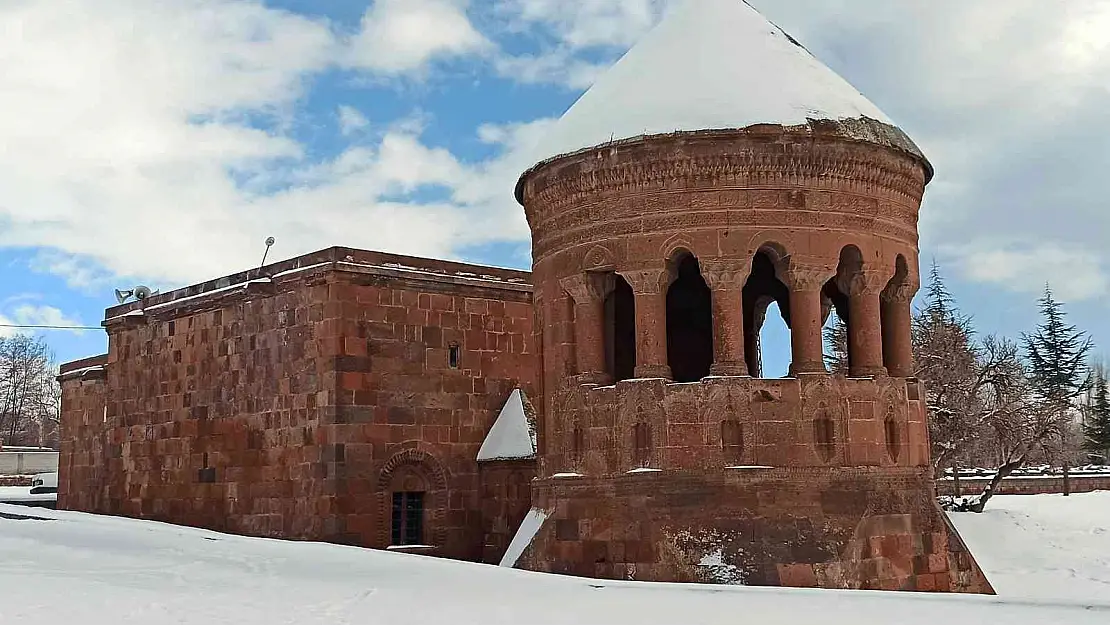 'Sakin şehir' Ahlat'ın tarihi mekanlarından kartpostallık kar manzaraları
