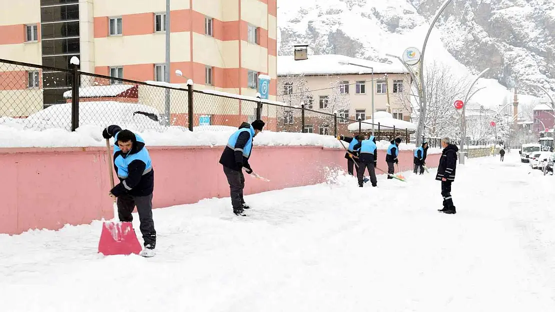 Çatak Belediyesinden karla mücadelede çalışması
