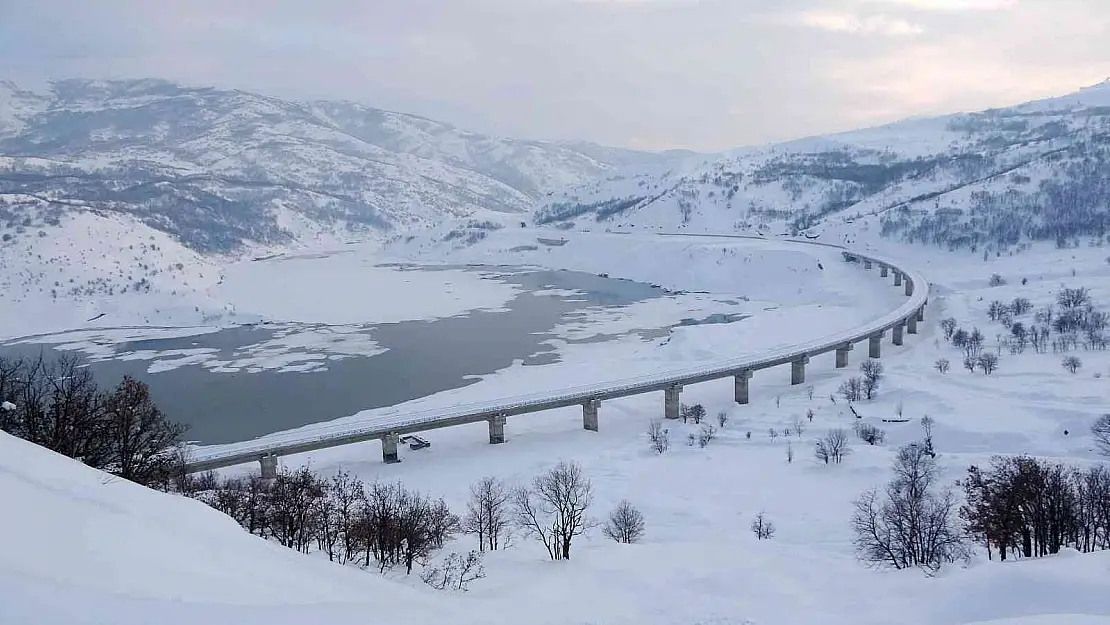 Murat Nehri kısmen buz tuttu
