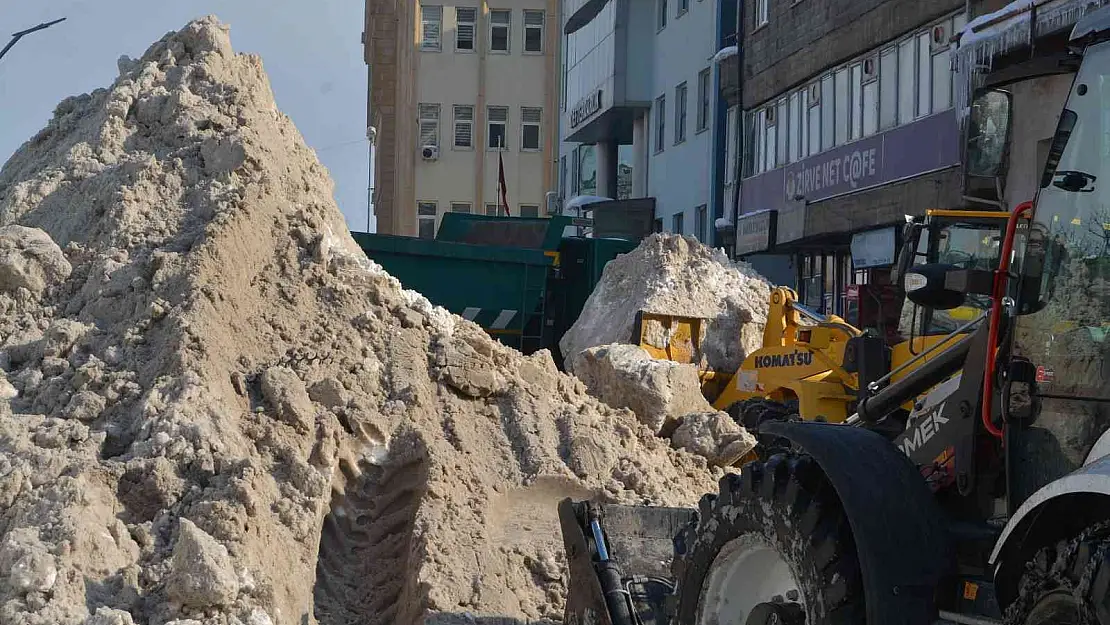 Hakkari Belediyesi 125 bin ton kar taşıdı
