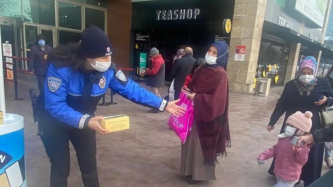 Polis kandil simidi dağıttı
