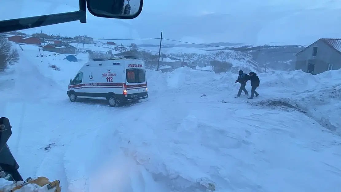 Tipi nedeniyle yolda kalan ambulans ile 20 araç kurtarıldı
