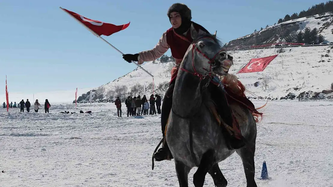 Çıldır Altın At Kristal Buz Festivali renkli görüntülere sahne oldu
