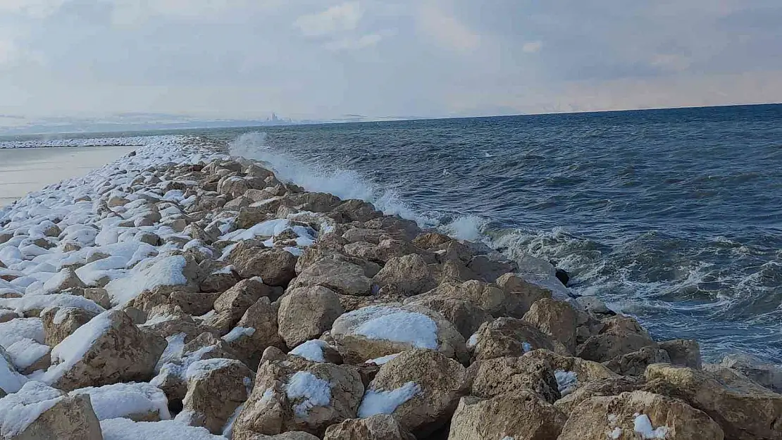 Van'da fırtına Van Gölü'nü coşturdu
