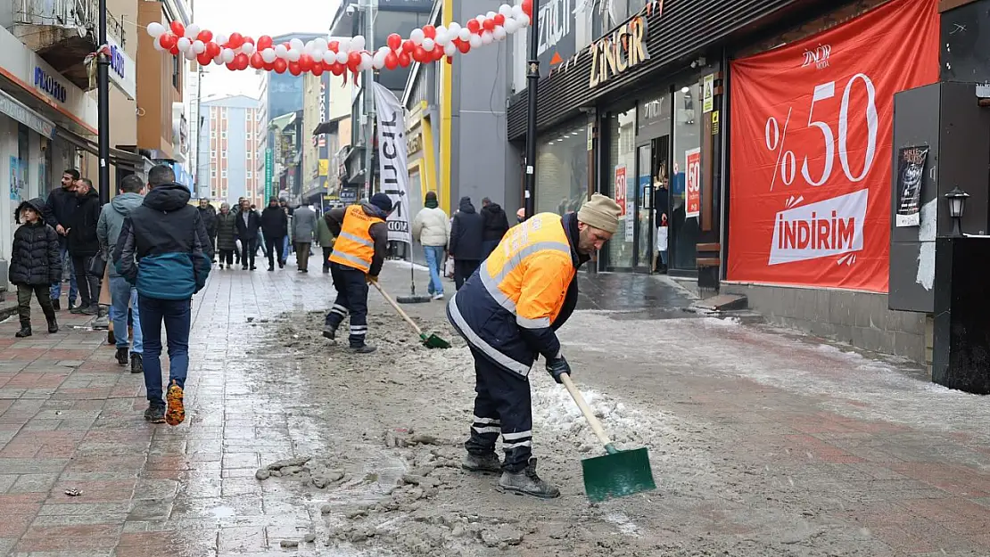 Ağrı Belediyesi Ekipleri Eksi 20 Derece Soğukta Çalışmalarını Sürdürüyor