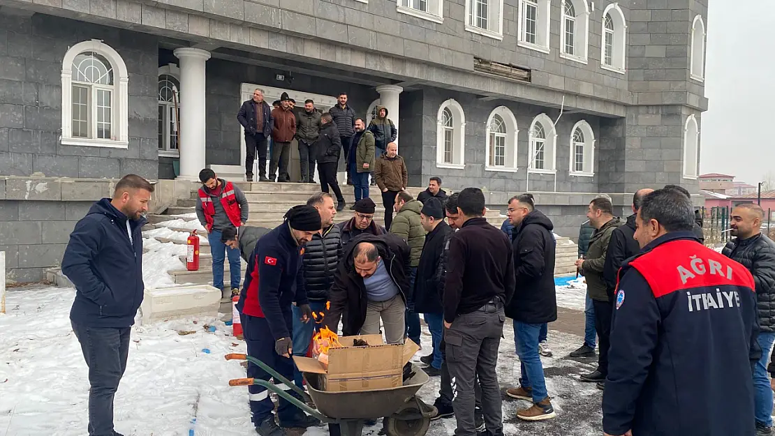 Ağrı Belediyesi İtfaiye Ekiplerinden Yangın Eğitimi ve Tatbikat