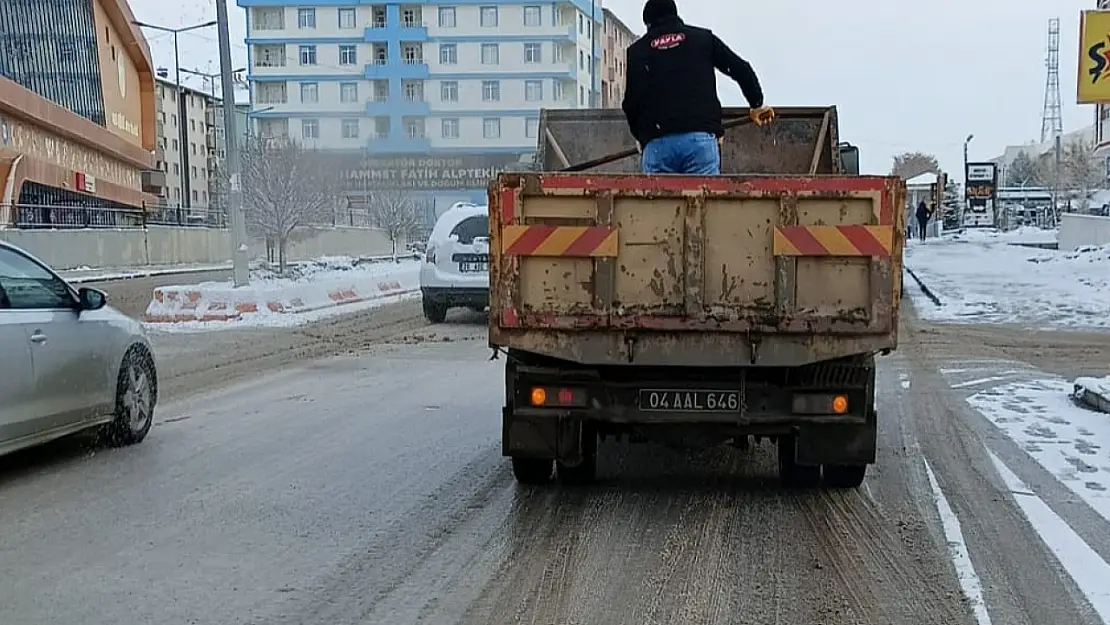 Ağrı Belediyesi Kış Hazırlıklarına Başladı: Tuzlama Çalışmaları Devrede