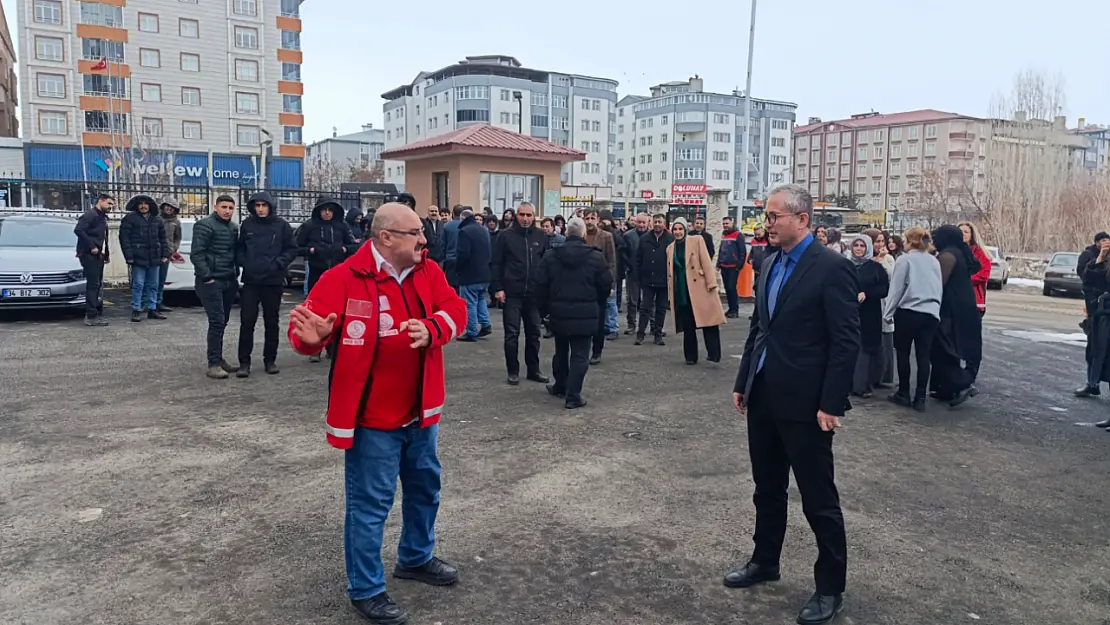 Ağrı'da 6 Şubat Depreminin Yıl Dönümünde Anma Programı ve Tatbikat Gerçekleştirildi