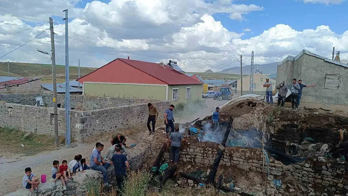 Ağrı'da ahırda çıkan yangın kısa sürede söndürüldü