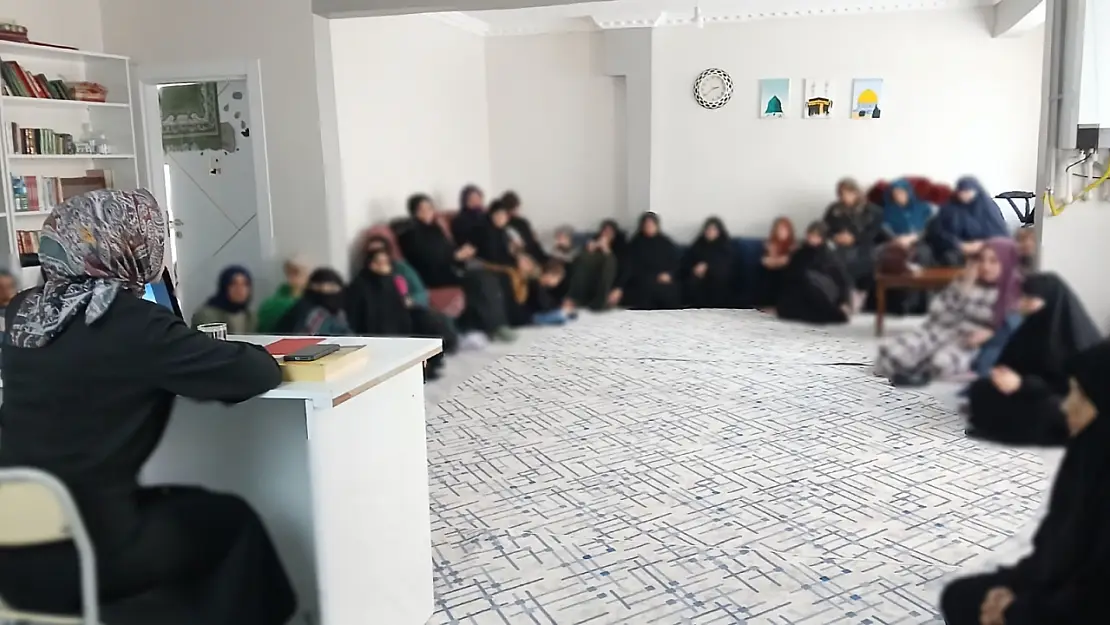 Ağrı'da 'Anne ve Çocuk Arasındaki Büyük Sır' Konulu Seminer Düzenlendi