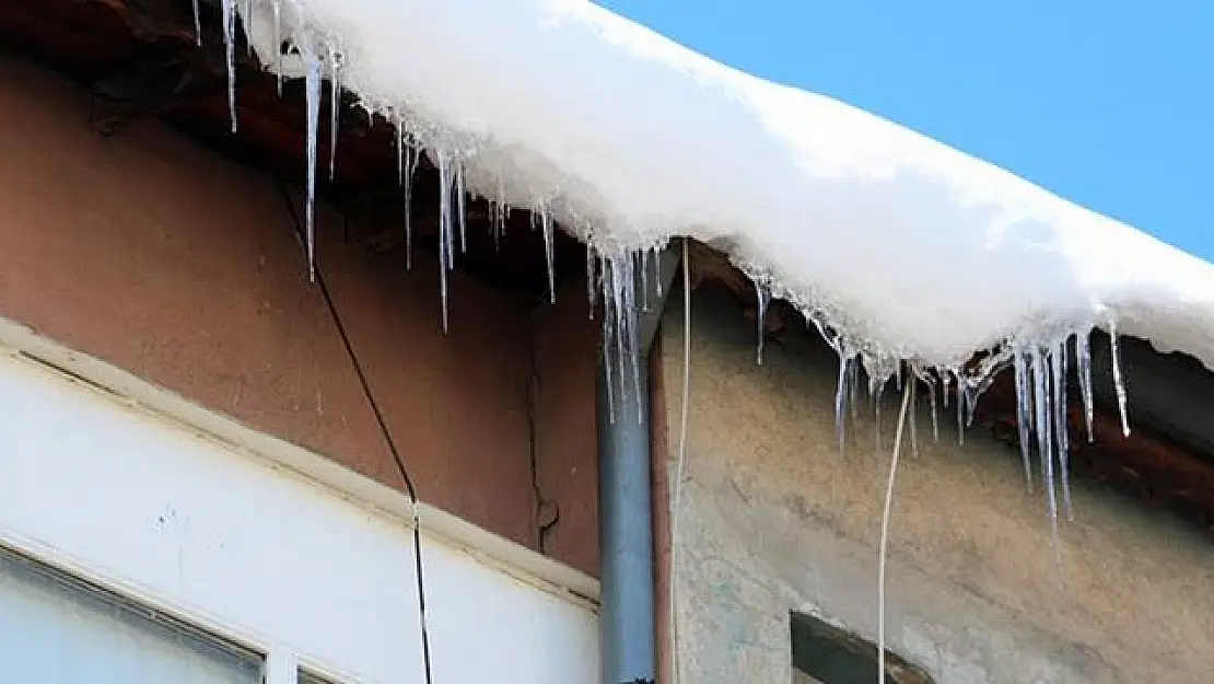 Ağrı'da Çatılardaki Kar ve Buz Kütleleri Tehlike Saçıyor