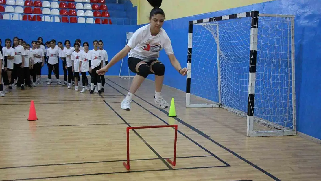 Ağrı'da çocuklar voleybol ile tanışıyor