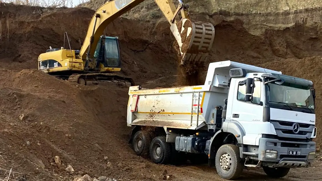 Ağrı'da ekiplerin köy yollarını iyileştirme çalışması sürüyor