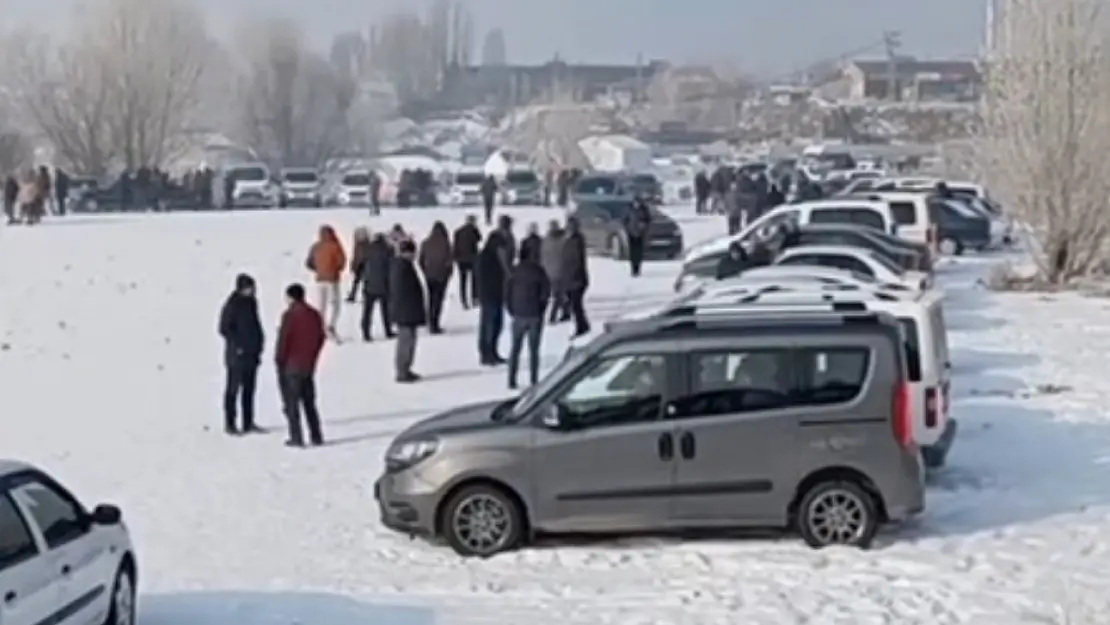 Ağrı'da Eksi 17 Derecede Açık Oto Pazarı İlgi Gördü