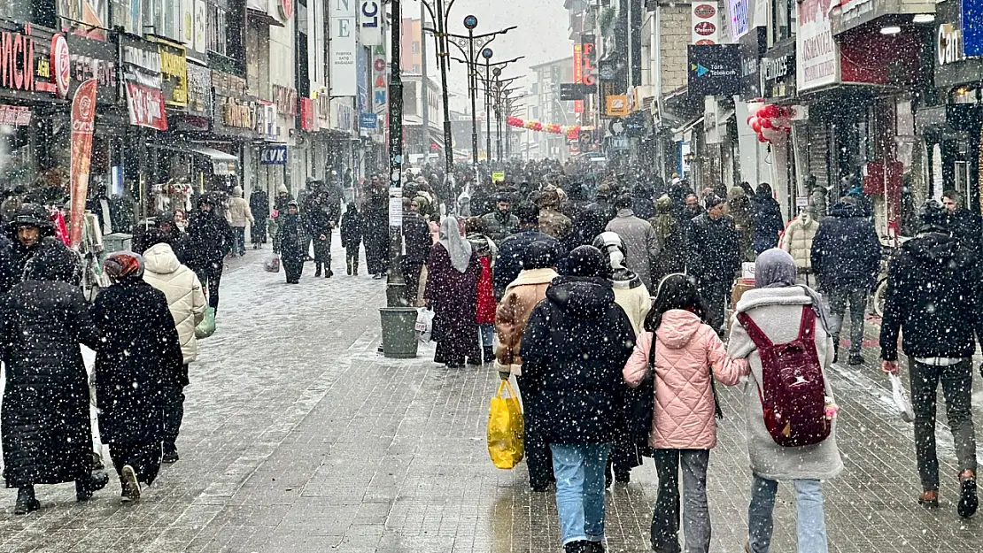 Ağrı'da Hafta Sonu Kar Sürprizi: Vatandaşlar Beyaz Örtü Eşliğinde Yürüyüşe Çıktı