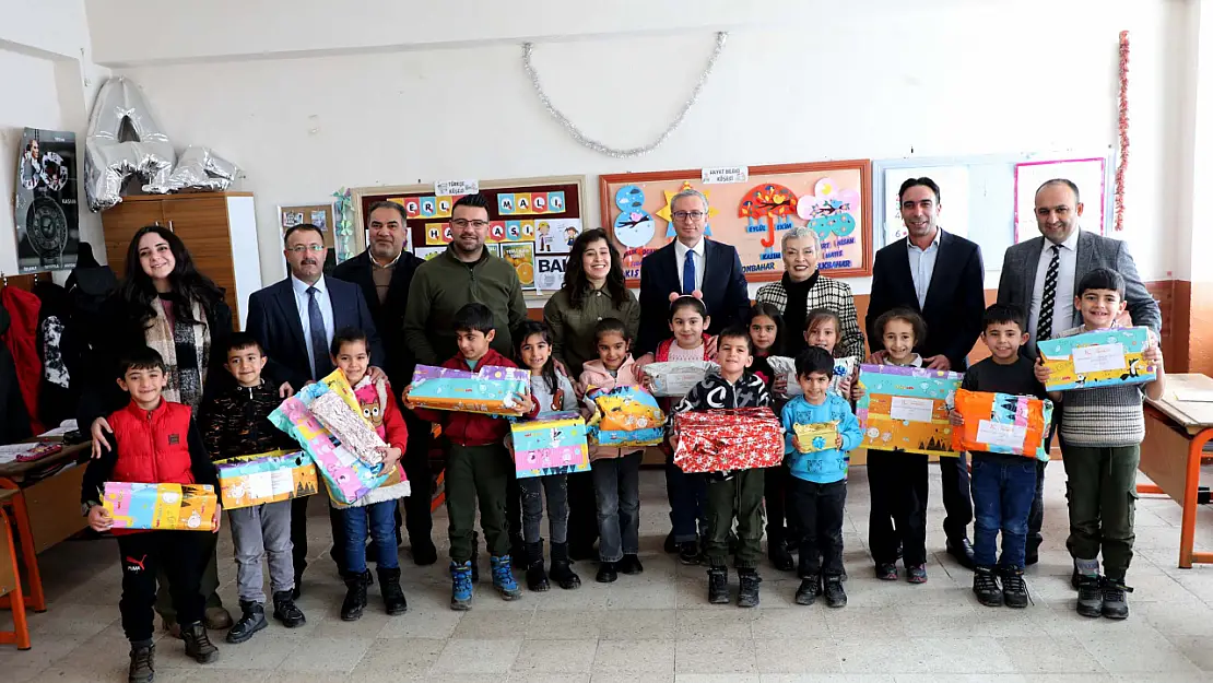 Ağrı'da IC Mutluluk Harekatı ile 500 Çocuğa Oyuncak Hediye Edildi