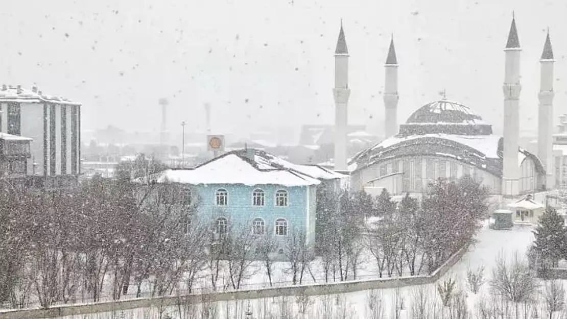 Ağrı'da Mevsimin İlk Karı Şehri Beyaza Bürüdü