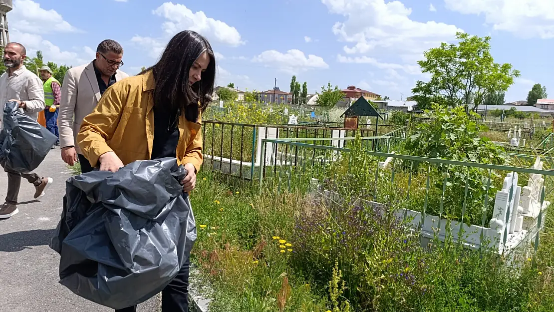 Ağrı'da Mezarlıklar Bayrama Hazırlanıyor