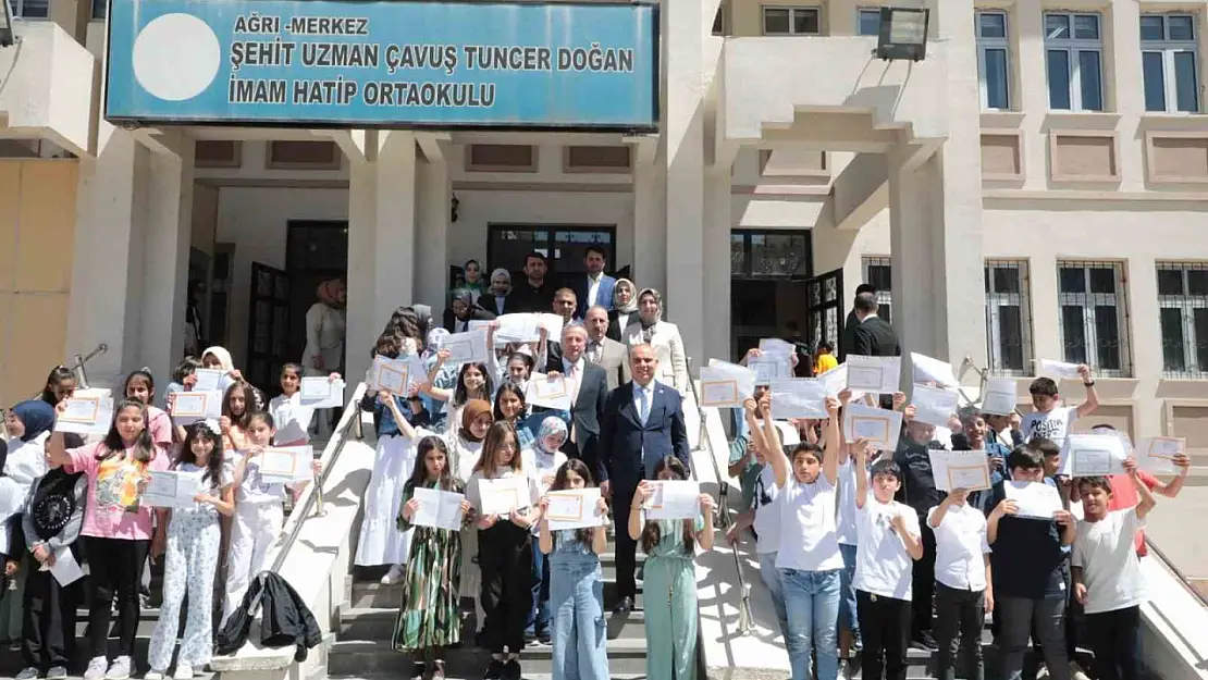 Ağrı'da öğrenciler karne sevinci yaşadı