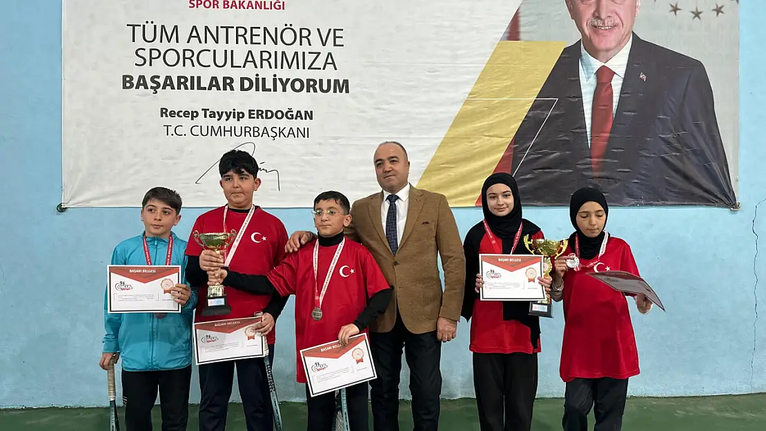 Ağrı'da Okul Sporları Yıldızlar Tenis İl Birinciliği Müsabakaları Sona Erdi