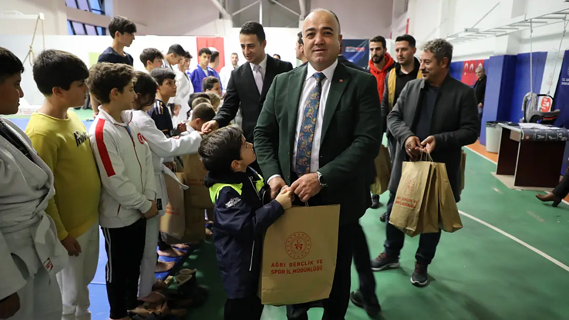 Ağrı'da sporculara eşofman takımı ve tişört desteği sağlandı