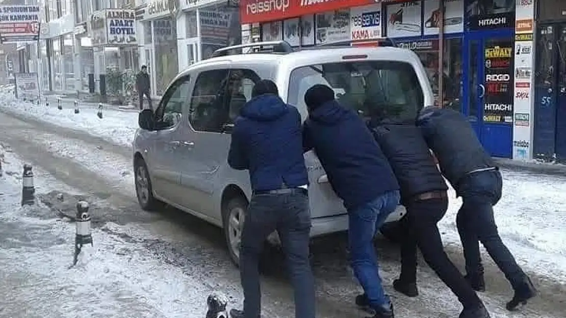 Ağrı'da Yeni Yılda Dondurucu Soğuklar Etkili Oldu: Araçlar Bile Dondu!