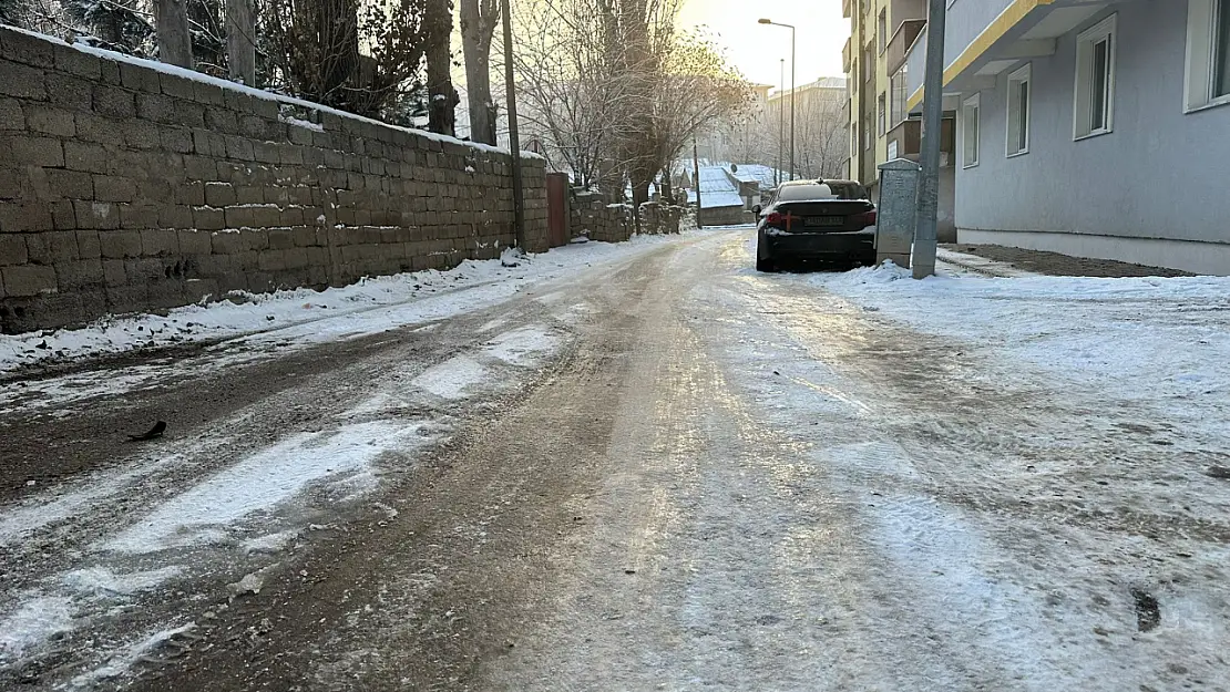 Ağrı'da yerler buz tuttu: Sürücü ve yayalar zor anlar yaşadı!