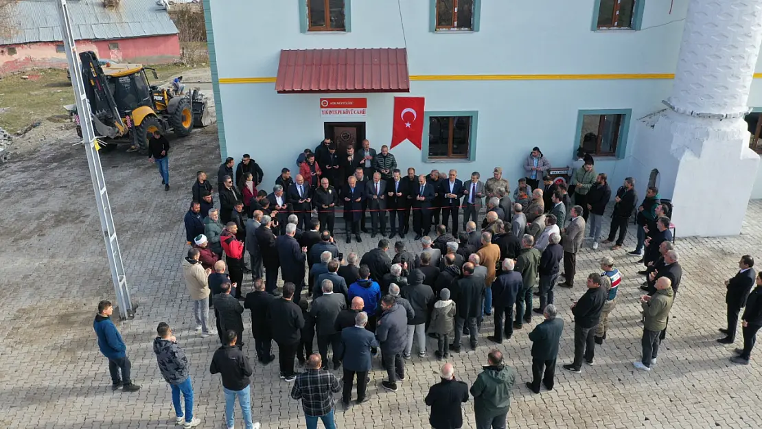 Ağrı'da Yığıntepe köyünde cami ibadete açıldı