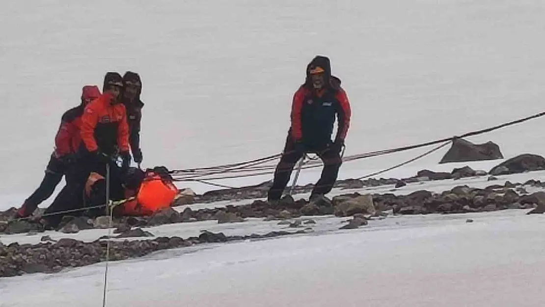 Ağrı Dağı'nda hayatını kaybeden dağcıların cenazesi kampa taşınıyor