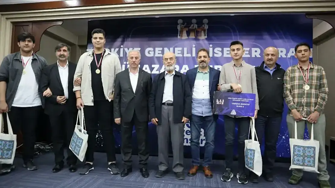 Ağrı Hüseyin Celal Yardımcı Fen Lisesi Münazara Yarışması'nda Türkiye Şampiyonu