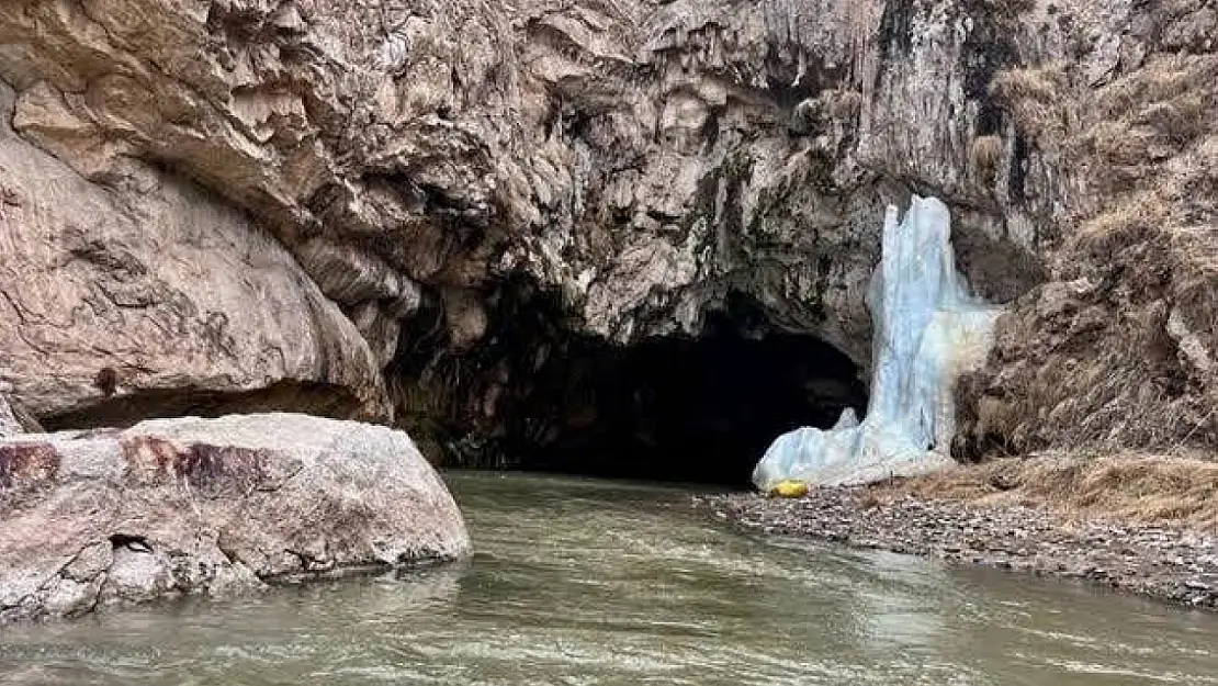 Ağrı'nın Diyadin İlçesinde Kudret Köprüsü: Doğanın Eşsiz Harikası Ziyaretçilerini Büyülüyor