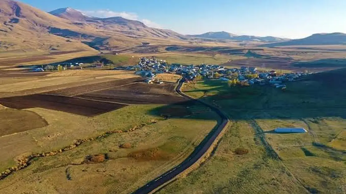 Ağrı'nın Yukarı Ağadeve Köyü Tarihi ve Arkeolojik Zenginlikleriyle İlgi Çekiyor