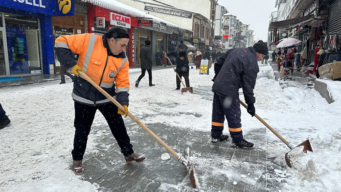 Ağrı'da ekipler kar çalışmalarını aralıksız sürdürüyor