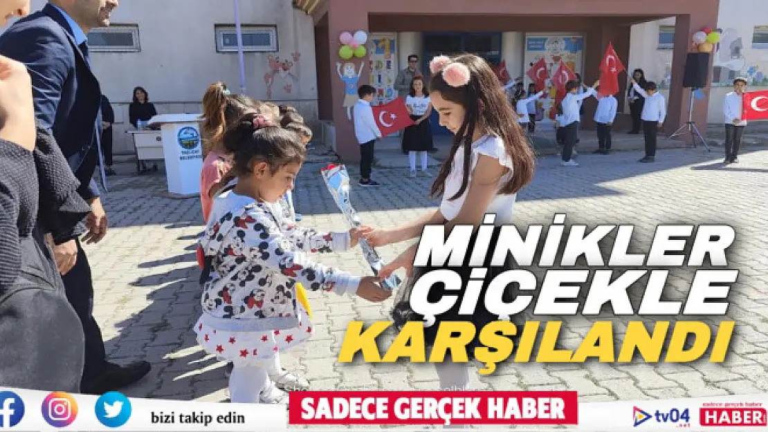 Ağrı'da okula yeni başlayan minikler çiçeklerle karşılandı