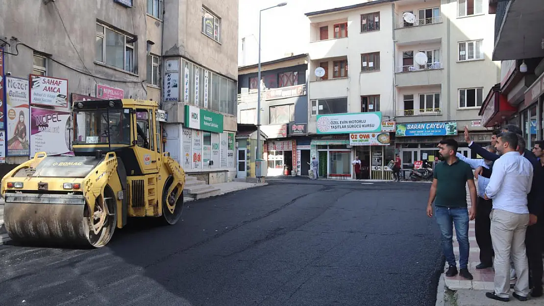 Ağrı'da sıcak asfalt serim çalışmaları başladı