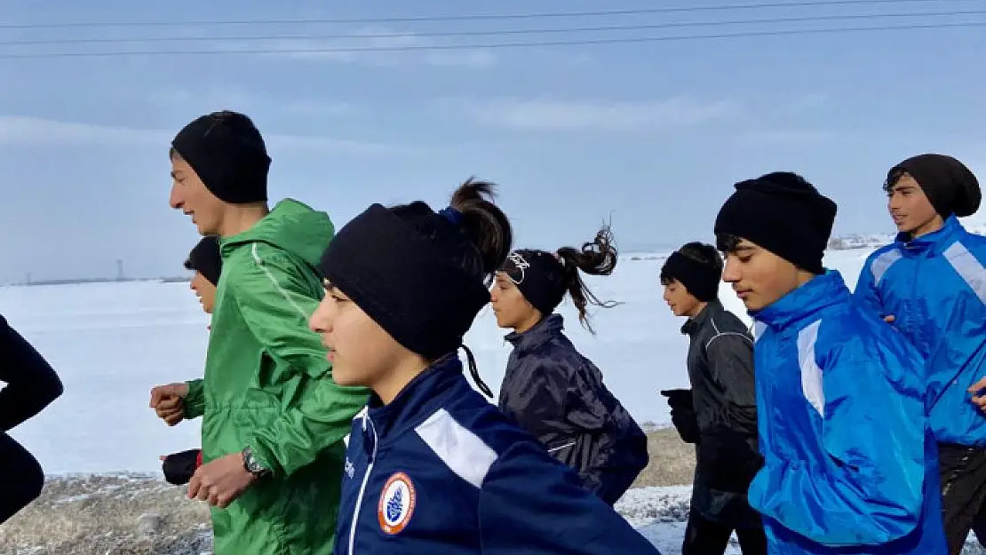 Ağrılı atletler asfaltta ter dökerek şampiyonluğa hazırlanıyor